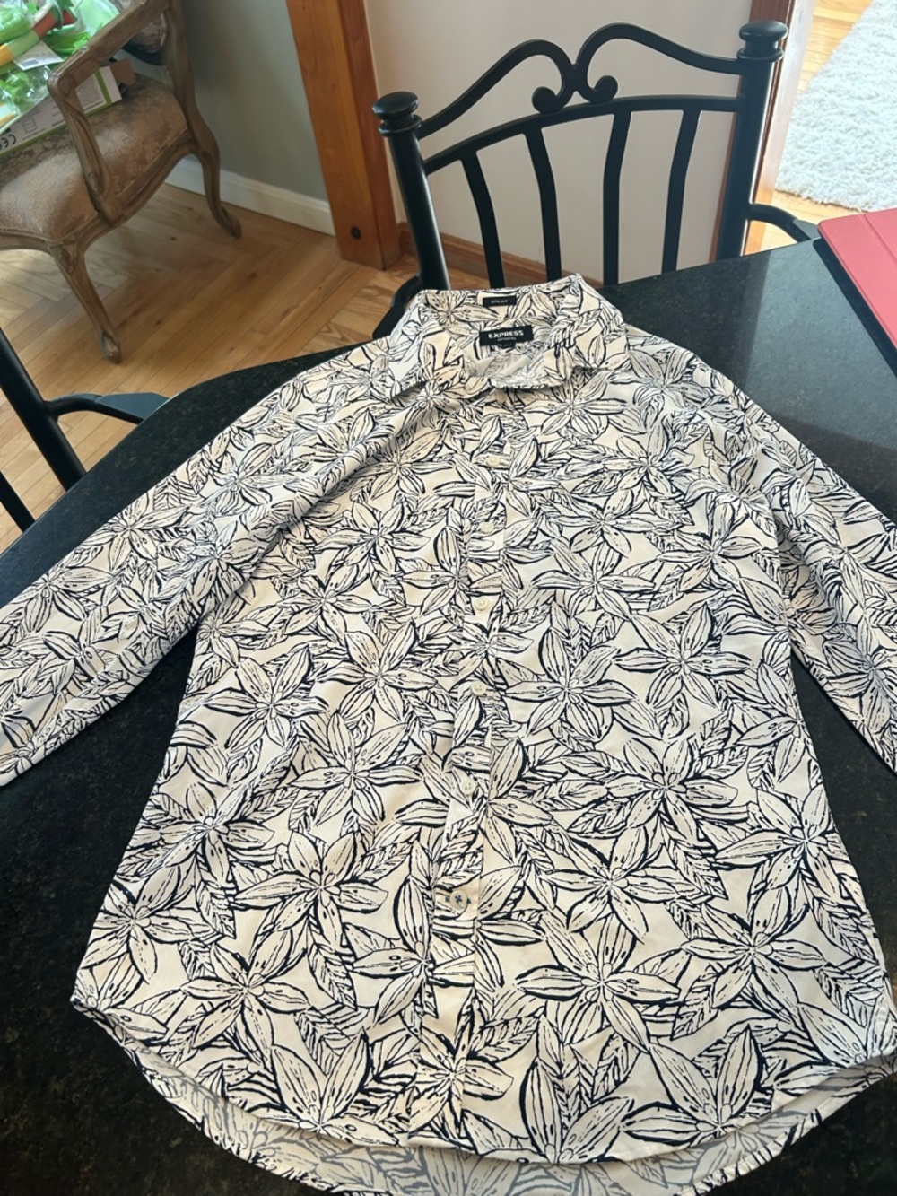 Express Floral Button-Up Shirt in Black & White, Size Medium